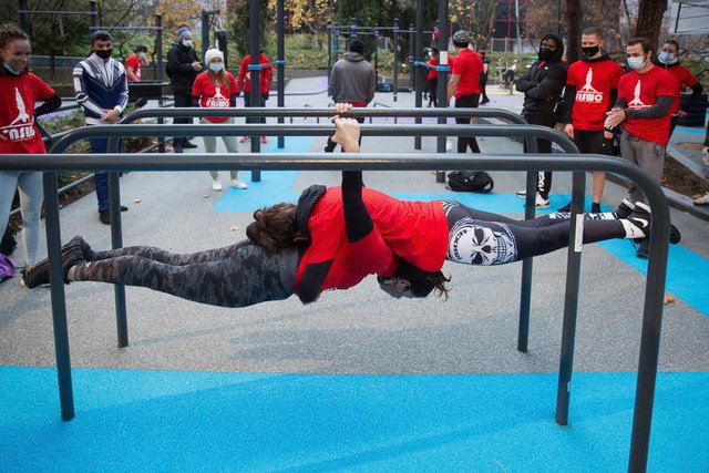 2 personnes font du street workout